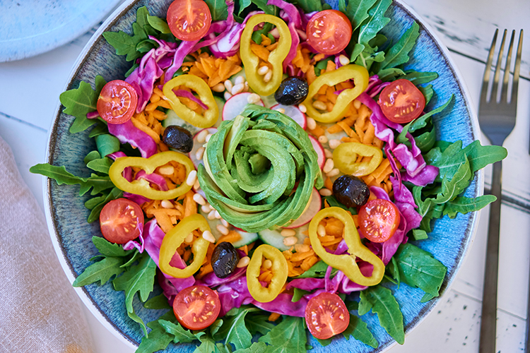 Sommer auf dem Teller – Rucola-Salat mit buntem Gemüse und Balsamico-Dressing