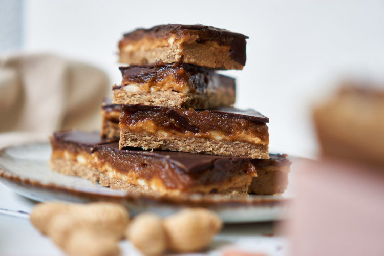 Snickers vegan und zuckerfrei – Gesunde Erdnuss-Schokoriegel mit Karamell Yasemin Wüstenhagen