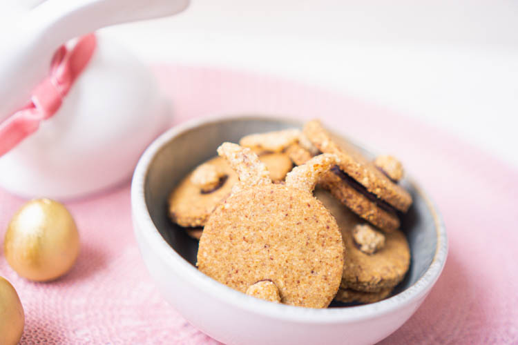Osterhasen ohne Ausstecher – Vegane Nuss-Nougat-Kekse ohne raffinierten Zucker 